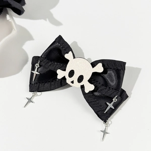 Gothic Haarspange aus schwarzem Satin mit Totenkopf und silbernen Kreuzanhängern