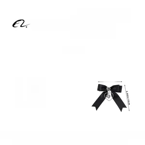 Détail de barrette à ruban noir gothique avec pendentifs en métal cœur et croix