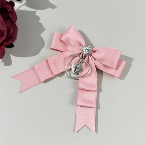 Barrette à cheveux gothique en satin rose avec strass cœur et pendentif croix argentée