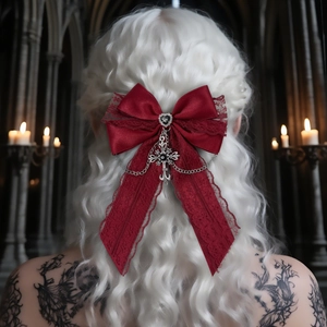 Barrette nœud dentelle bordeaux gothique avec gemme cœur, croix et chaînes argentées