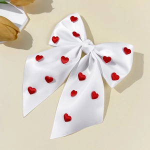Pince à cheveux élégante en satin blanc avec cœurs rouges brodés pour la Saint-Valentin