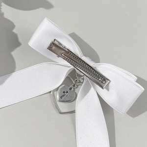 Barrette à nœud en satin blanc avec pendentif croix cœur argenté et clip métallique robuste