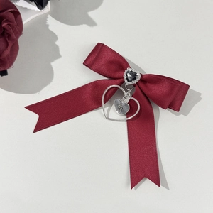 Barrette nœud satin bordeaux gothique avec cœur noir et pendentifs de croix