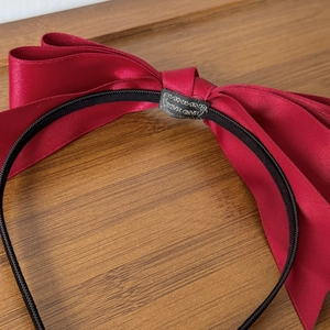 Serre-tête élégant à nœud en satin rouge foncé avec étiquette faite à la main