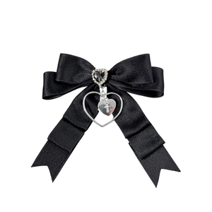 Nœud gothique en satin noir avec gemme en cœur et pendentif croix en argenté