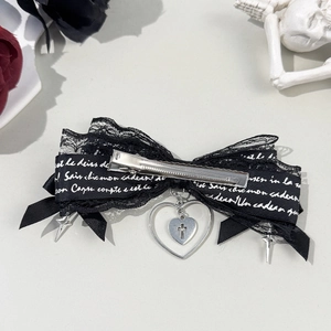 Fiocco per capelli gotico in pizzo con pendenti a cuore e croci argentate in nero e bianco