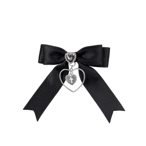 Barrette à nœud gothique en satin noir avec gemme cœur et pendentif croix en argent