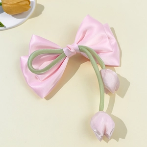 Pince à cheveux nœud rose élégante avec breloques tulipes et accents de ruban vert