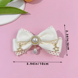 Detalle de pinza para pelo Lolita con encaje y estrellas, medidas de 10cm x 6cm