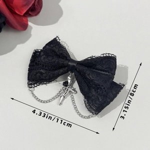 Detalle de pinza gótica de encaje negro con cadena de espada y dimensiones