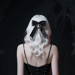 Barrette nœud en dentelle noire gothique avec pendentif cœur sur cheveux blonds