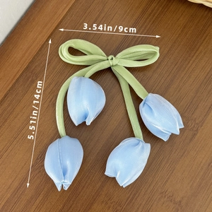 Dettaglio del fermaglio per capelli a tulipano blu con fiocco verde e dimensioni