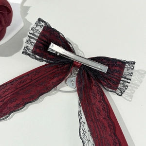 Pince à cheveux gothique avec nœud en dentelle rouge et pendentif cœur croisé