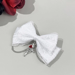 Pasador de pelo gótico de encaje blanco con cadena, cruz y una pequeña rosa roja