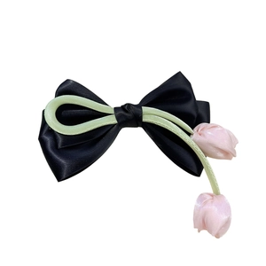 Barrette élégante en satin noir avec pendentifs tulipes roses et détails de vigne verte
