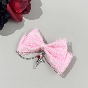 Lazo rosa gótico de encaje para el pelo con cadena de plata, cruz y detalle de rosa