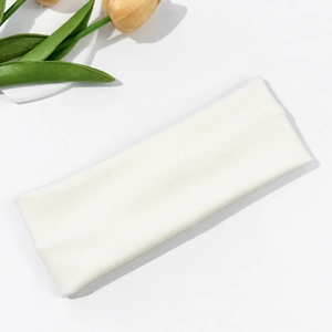 Diadema deportiva de punto blanco minimalista con textura de canalé para fitness y aseo