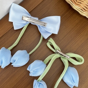 Fermaglio per capelli a fiocco con tulipano blu in raso e clip a becco d'anatra
