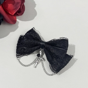 Lazo de pelo de encaje negro gótico con cadenas plateadas y un colgante de espada