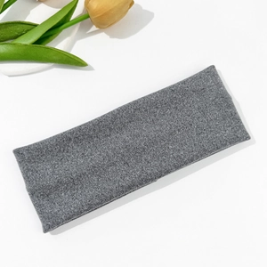 Cinta para el pelo de punto gris oscuro con textura suave sobre fondo blanco puro