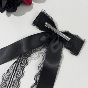 Pince à cheveux noire en dentelle avec nœud élégant et rubans style gothique chic