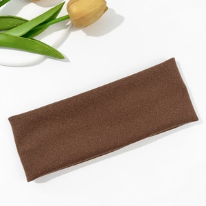 Primer plano de diadema ancha elástica marrón con textura suave de punto fino