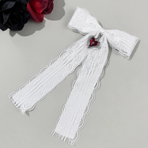 Nœud de cheveux en dentelle blanche avec pendentif cœur rouge et longs rubans gothiques