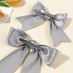 Eleganti fermagli per capelli a fiocco in raso argento con texture plissettata per donne set