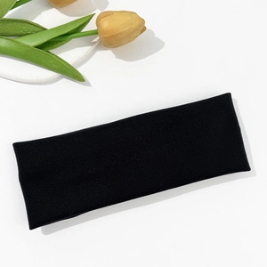 Detalle de la diadema elástica ancha negra minimalista para deporte y cuidado diario