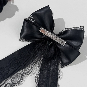 Schwarze Gothic Lolita Haarklammer aus Satin mit Spitze und silberner Entenschnabelklemme