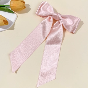 Elegante fermaglio per capelli in raso rosa con trama metallica e nastri lunghi