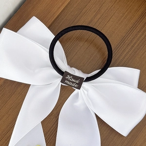 Élastique à cheveux élégant avec nœud en satin blanc et étiquette faite à la main