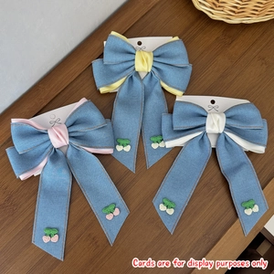 Tre grandi fiocchi per capelli in denim blu con ricami di ciliegie e dettagli in seta