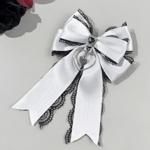 Gothic Lolita Haarklammer mit weißem Satin, schwarzer Spitze und Herz-Kreuz-Anhänger