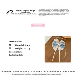 Détail pince à cheveux nœud en jean bleu, dentelle et perle, taille 14cm et poids de 13,2g