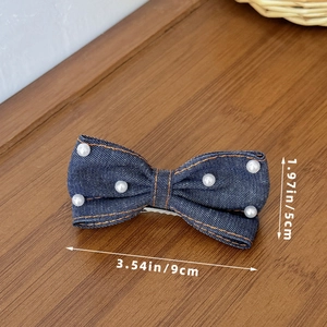 Vue détaillée du nœud en jean avec perles blanches montrant les dimensions du clip