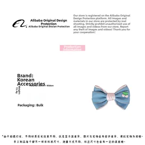 Detail einer blauen Denim-Haarspange mit Kirschstickerei und rosa Bandverzierung