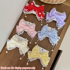 Vue détaillée de six barrettes en satin coloré avec dentelle et perles sur bois