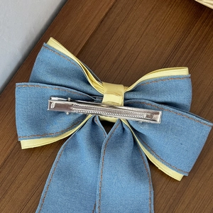 Fermaglio per capelli a doppio fiocco in denim blu con cuciture arancioni e clip a becco d'anatra