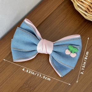 Detailansicht der Denim-Haarklammer mit Kirsch-Stickerei und Maßen von 11,5 cm