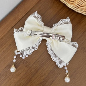 Barrette à cheveux vintage en satin crème avec bordure en dentelle et pampilles perles