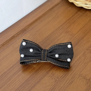 Barrette nœud en jean bleu marine avec perles blanches et surpiqûres sur bois