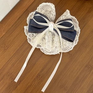 Barrette à cheveux avec nœud en denim bleu et dentelle blanche ornée d'une perle centrale