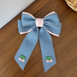 Fermaglio per capelli in denim blu con ricamo a ciliegia e nastro rosa su legno