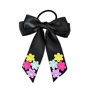 Élastique à cheveux élégant en satin noir avec broderie florale pour femme