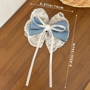 Pince à cheveux noeud en denim avec dentelle blanche et longs rubans sur bois