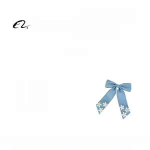 Vue détaillée du nœud à cheveux en denim avec broderies de fleurs colorées et design de 8,7 g