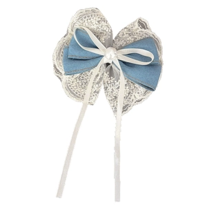 Barrette nœud en jean et dentelle avec perle centrale et longs rubans blancs fluides