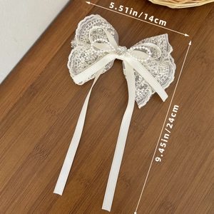Elegante fermaglio per capelli in pizzo beige con catena di perle e fibbia a cuore