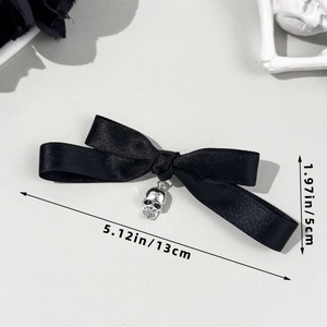 Barrette nœud satin noir style gothique avec pendentif tête de mort argenté 13cm